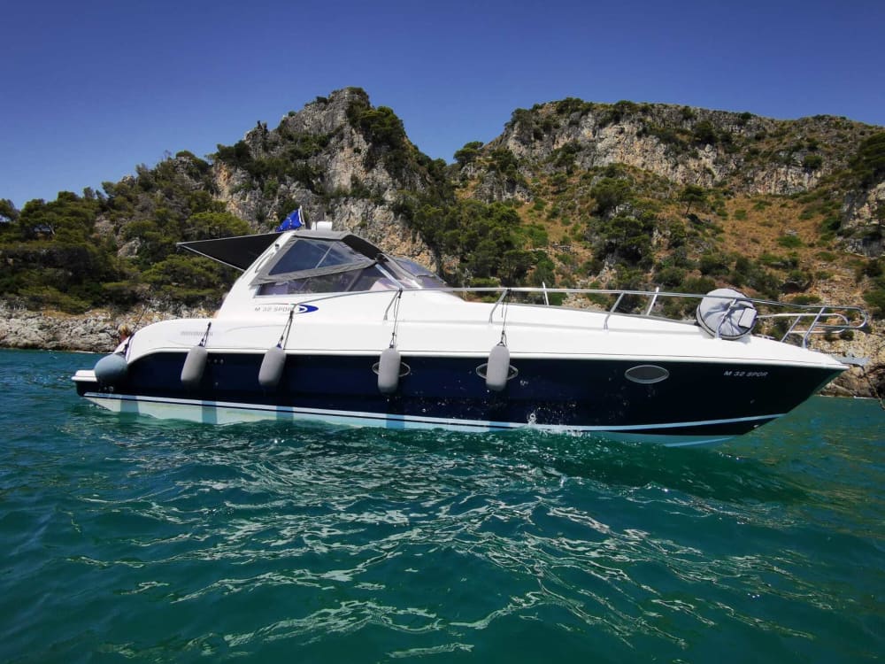 Ваш личный моторный катер для однодневных прогулок по окрестностям Сперлонги.