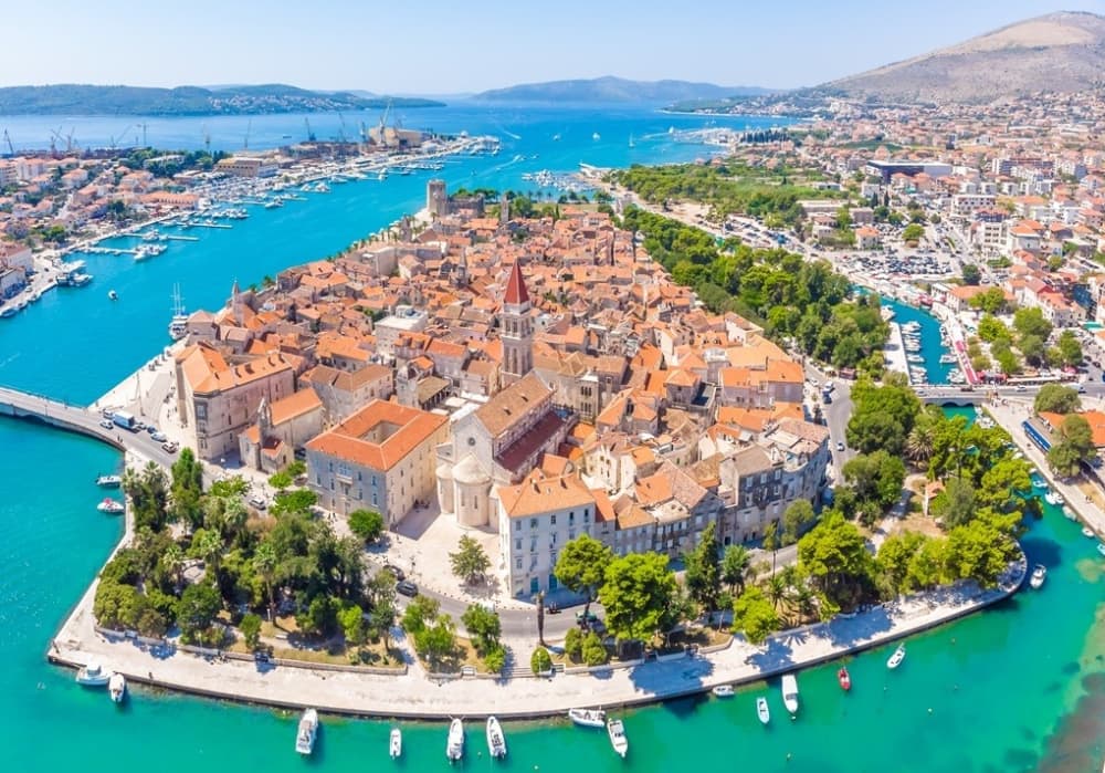 Ihr Tag in Trogir: Mieten Sie ein Motorboot für 9 Stunden Entdeckungstour