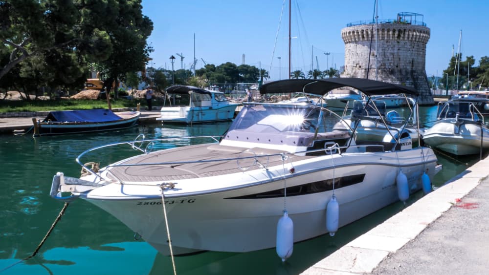 Ihr Tag in Trogir: Mieten Sie ein Motorboot für 9 Stunden Entdeckungstour