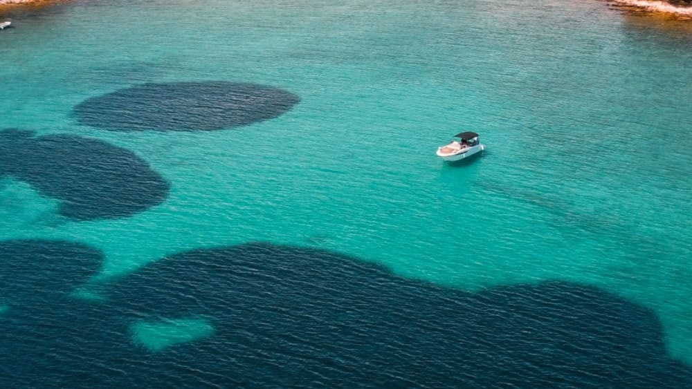 Ihr Tag in Trogir: Mieten Sie ein Motorboot für 9 Stunden Entdeckungstour
