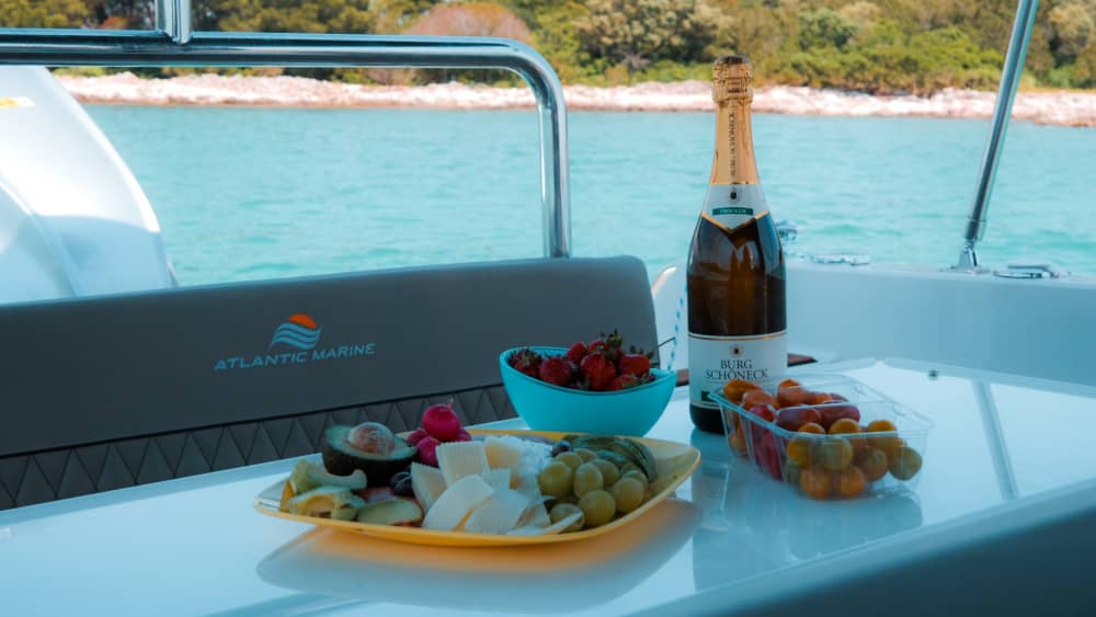 Ihr Tag in Trogir: Mieten Sie ein Motorboot für 9 Stunden Entdeckungstour