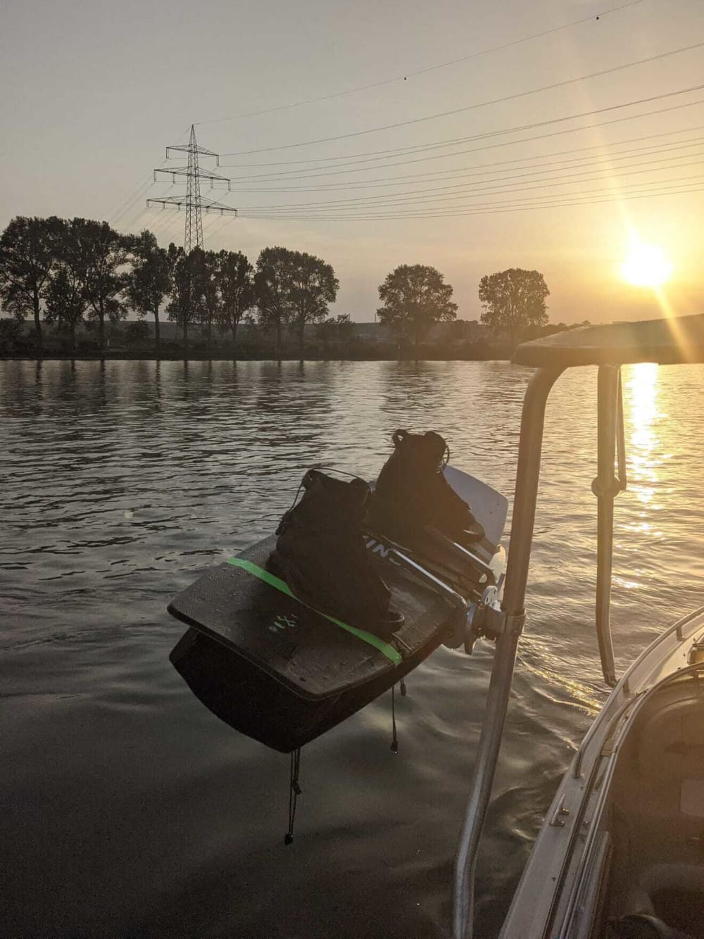 Vive para las olas: Una escapada de medio día en Maguncia a bordo de una lancha motora.