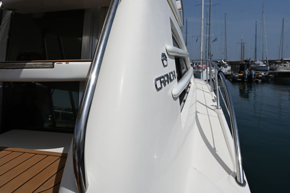 „An Bord einer italienischen Yacht, inklusive Besatzung – morgens, abends oder den ganzen Tag lang. Das Meer gehört Ihnen.“