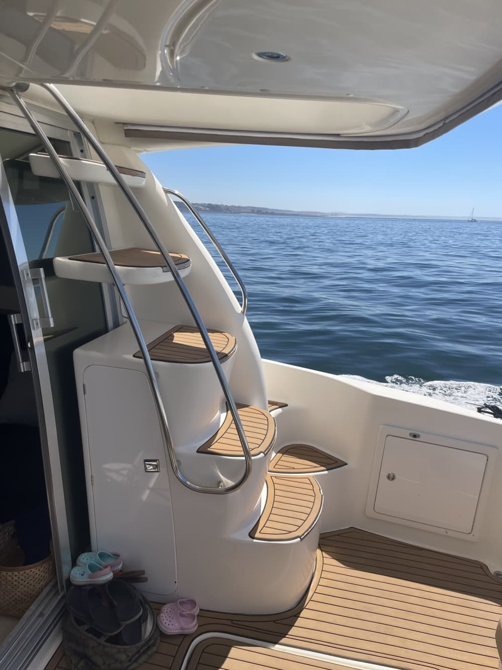 « À bord d'un yacht italien, avec équipage inclus — matin, coucher du soleil ou toute la journée. La mer est à vous. »