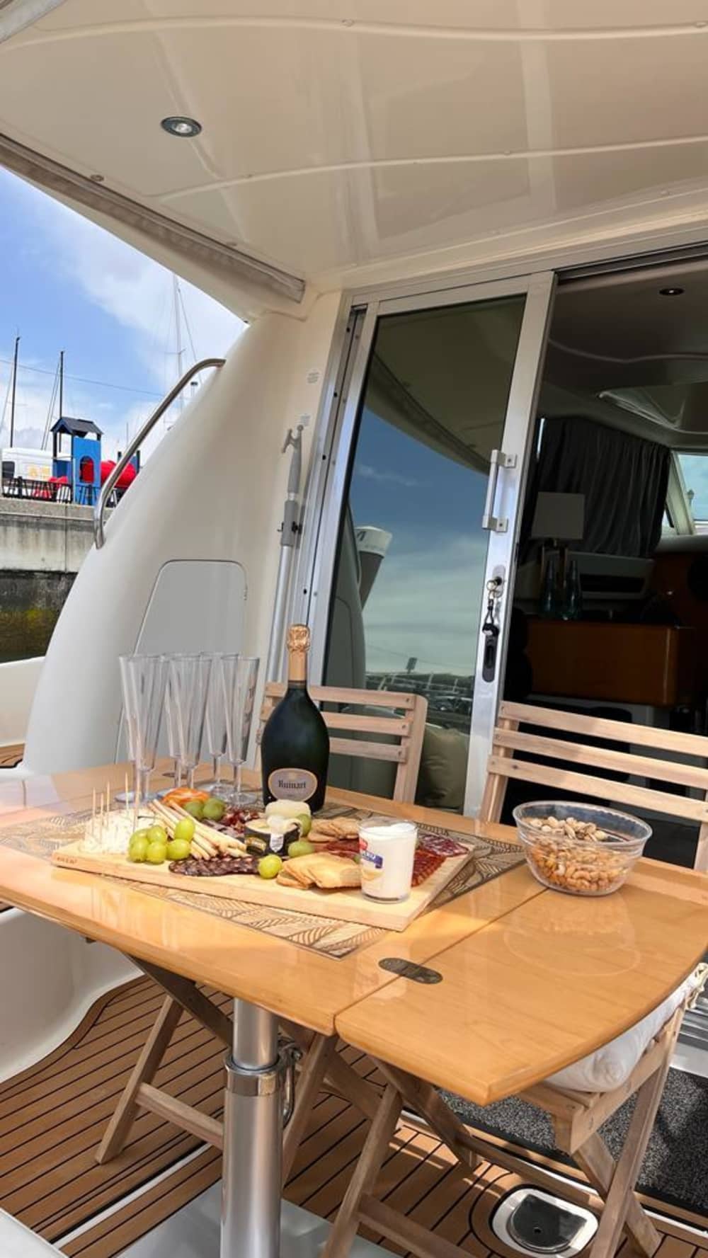 « À bord d'un yacht italien, avec équipage inclus — matin, coucher du soleil ou toute la journée. La mer est à vous. »