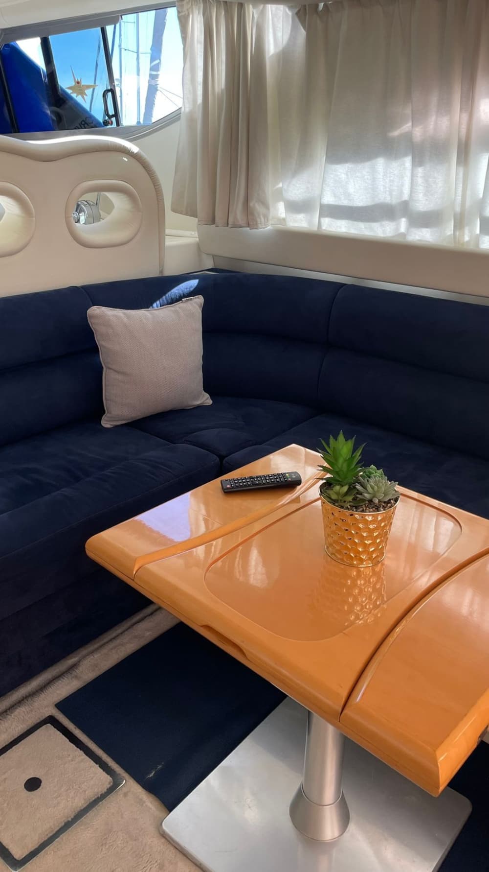« À bord d'un yacht italien, avec équipage inclus — matin, coucher du soleil ou toute la journée. La mer est à vous. »