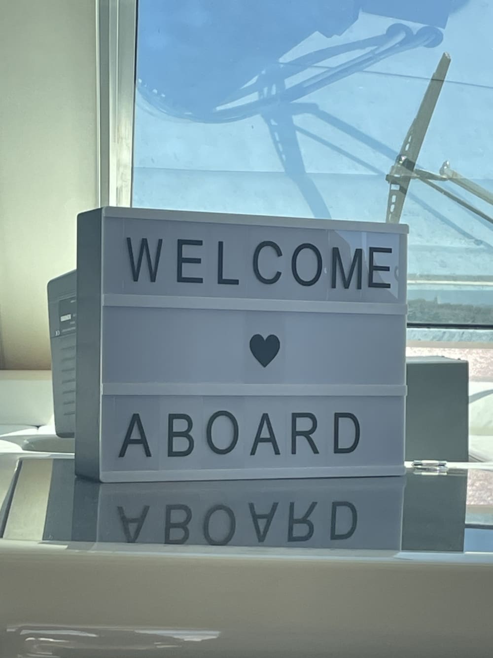 "Aan boord van een Italiaans jacht, inclusief bemanning — 's ochtends vroeg, bij zonsondergang of de hele dag door. De zee is van u."