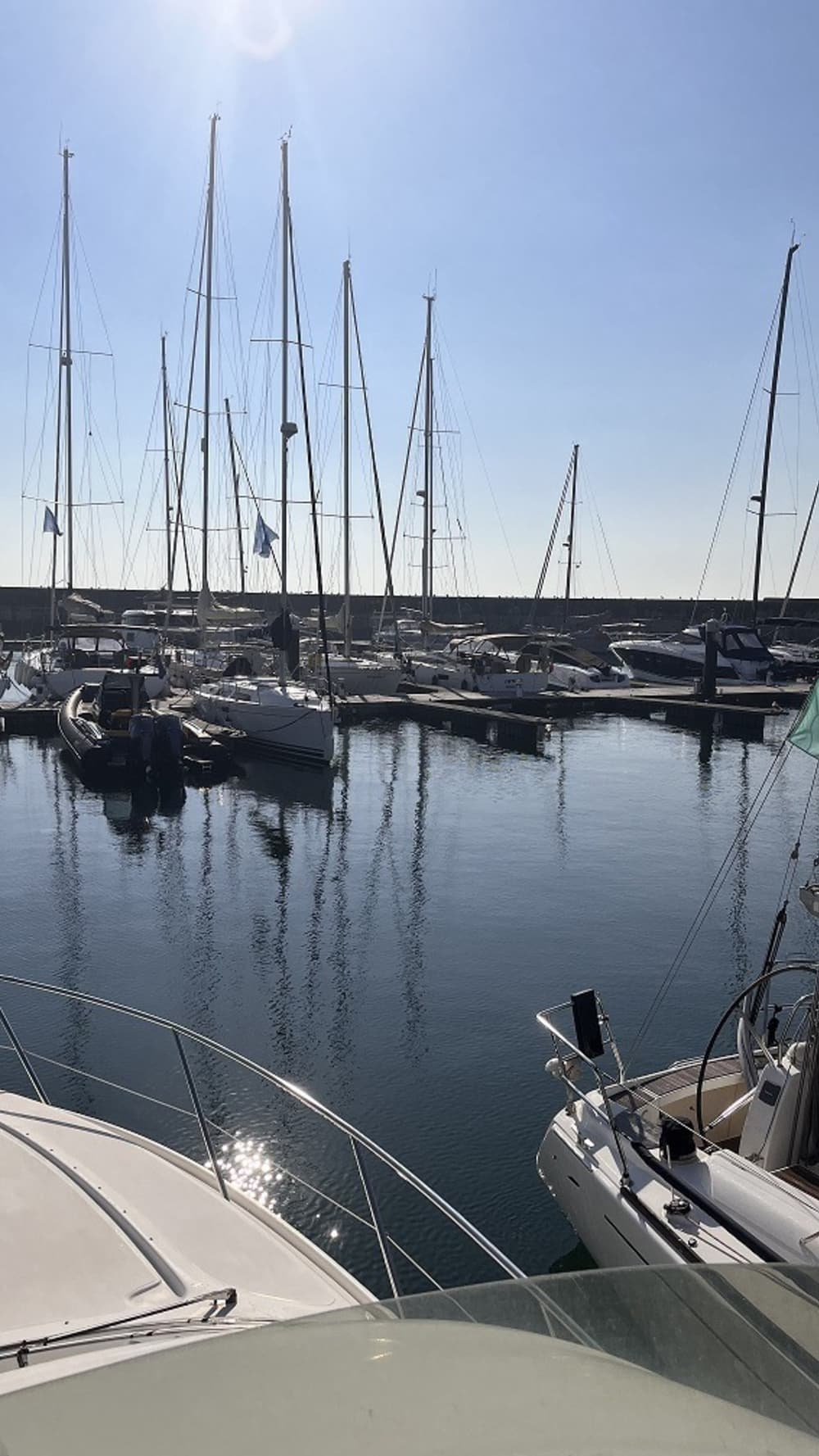 "Aan boord van een Italiaans jacht, inclusief bemanning — 's ochtends vroeg, bij zonsondergang of de hele dag door. De zee is van u."