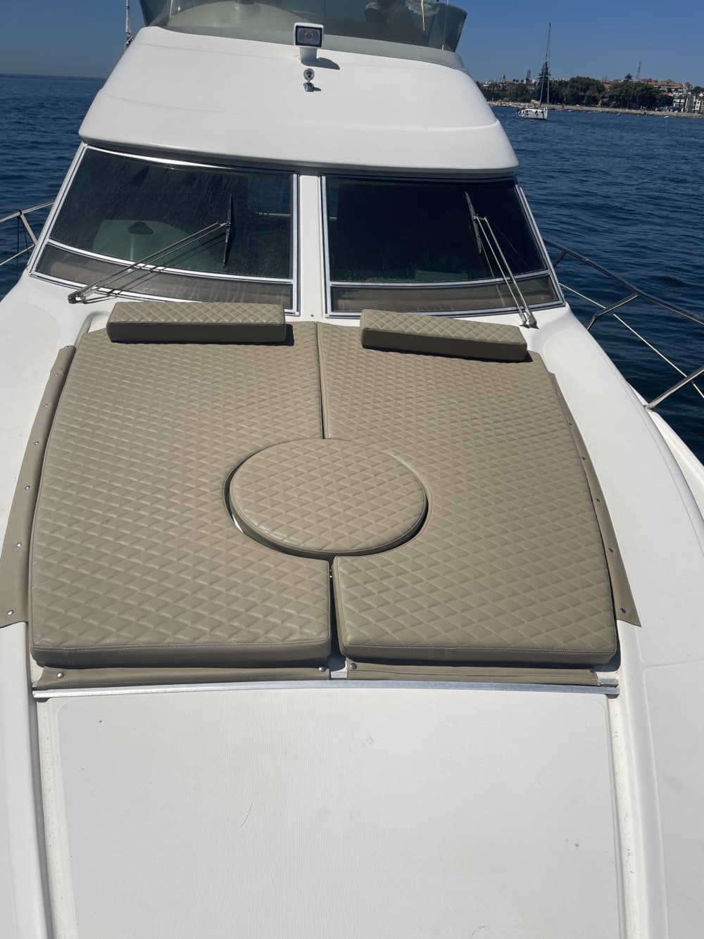 « À bord d'un yacht italien, avec équipage inclus — matin, coucher du soleil ou toute la journée. La mer est à vous. »
