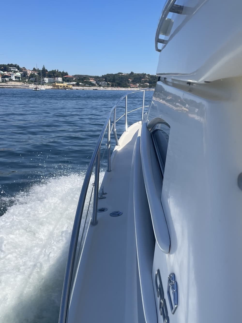 « À bord d'un yacht italien, avec équipage inclus — matin, coucher du soleil ou toute la journée. La mer est à vous. »