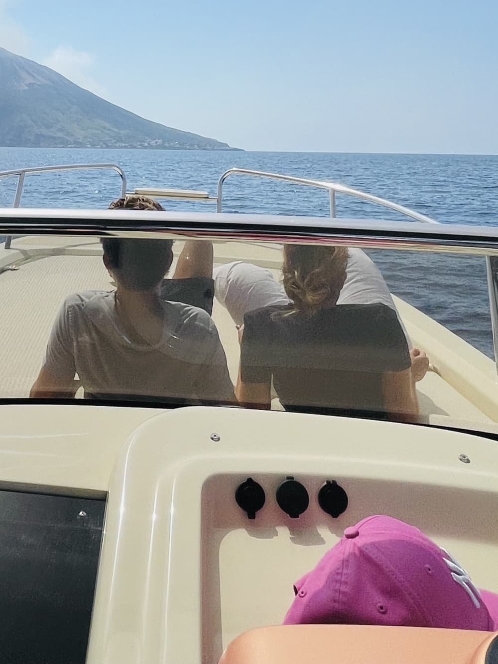 Ontspan tijdens een boottocht van 4 uur naar Tropea of een reis van 9 uur naar de Eolische Eilanden.