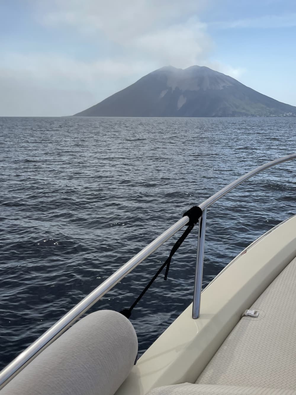 Ontspan tijdens een boottocht van 4 uur naar Tropea of een reis van 9 uur naar de Eolische Eilanden.