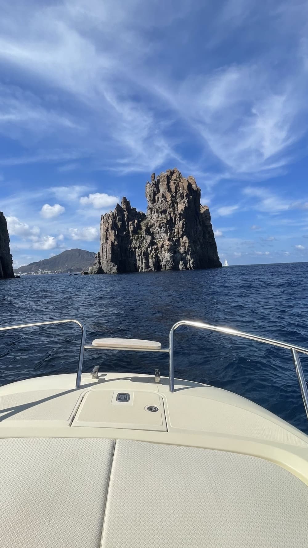 Ontspan tijdens een boottocht van 4 uur naar Tropea of een reis van 9 uur naar de Eolische Eilanden.