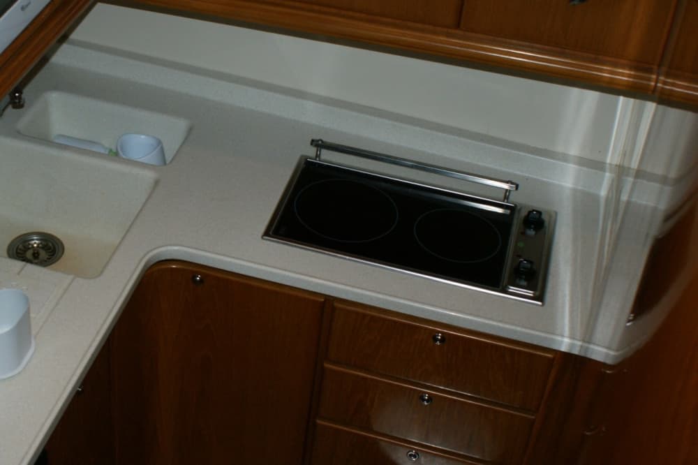 Entdecken Sie Frontignan: Ein sonniger Tag auf einem Motorboot