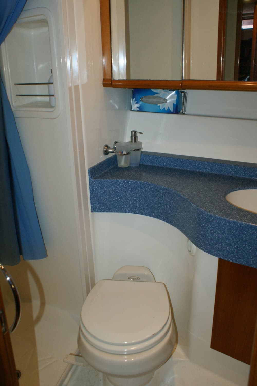 Entdecken Sie Frontignan: Ein sonniger Tag auf einem Motorboot