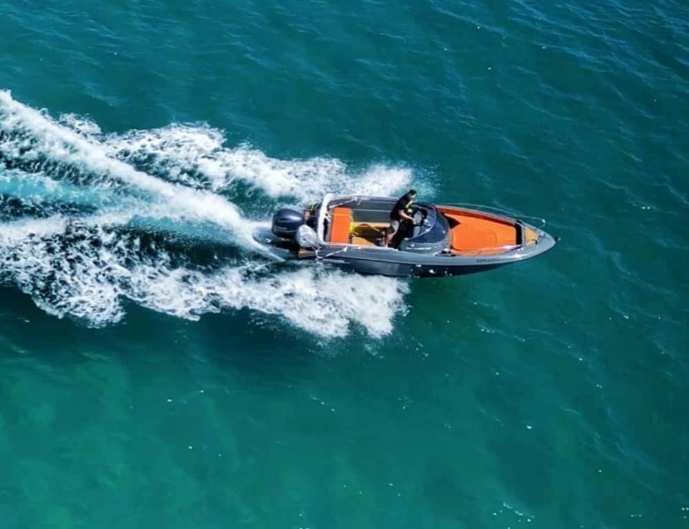 Découvrez Kalyves lors d'une excursion d'une journée en bateau à moteur.