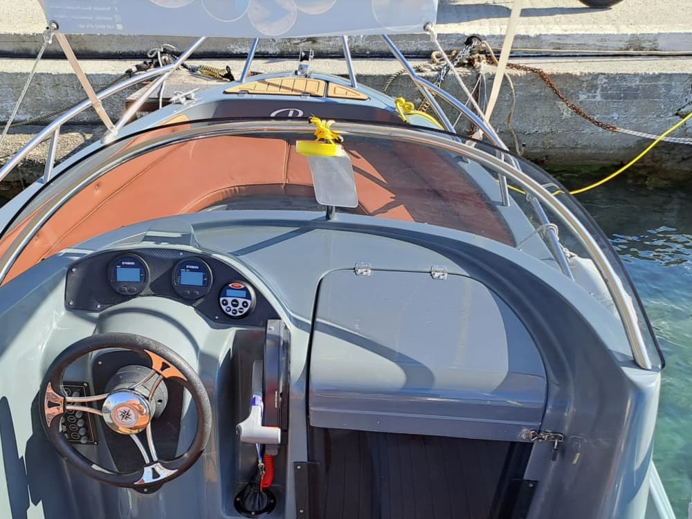 Découvrez Kalyves lors d'une excursion d'une journée en bateau à moteur.