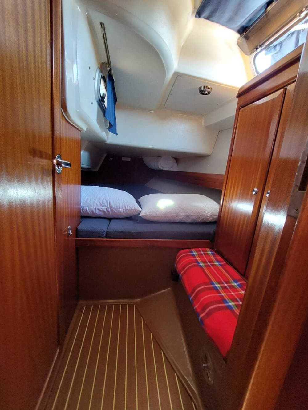 Enjoy a day at sea in Montenero di Bisaccia on a sailboat