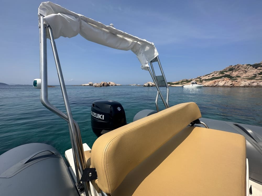 Descubra o Arquipélago de Maddalena: alugue um bote com capitão para um dia inteiro explorando as enseadas mágicas do nordeste da Sardenha.