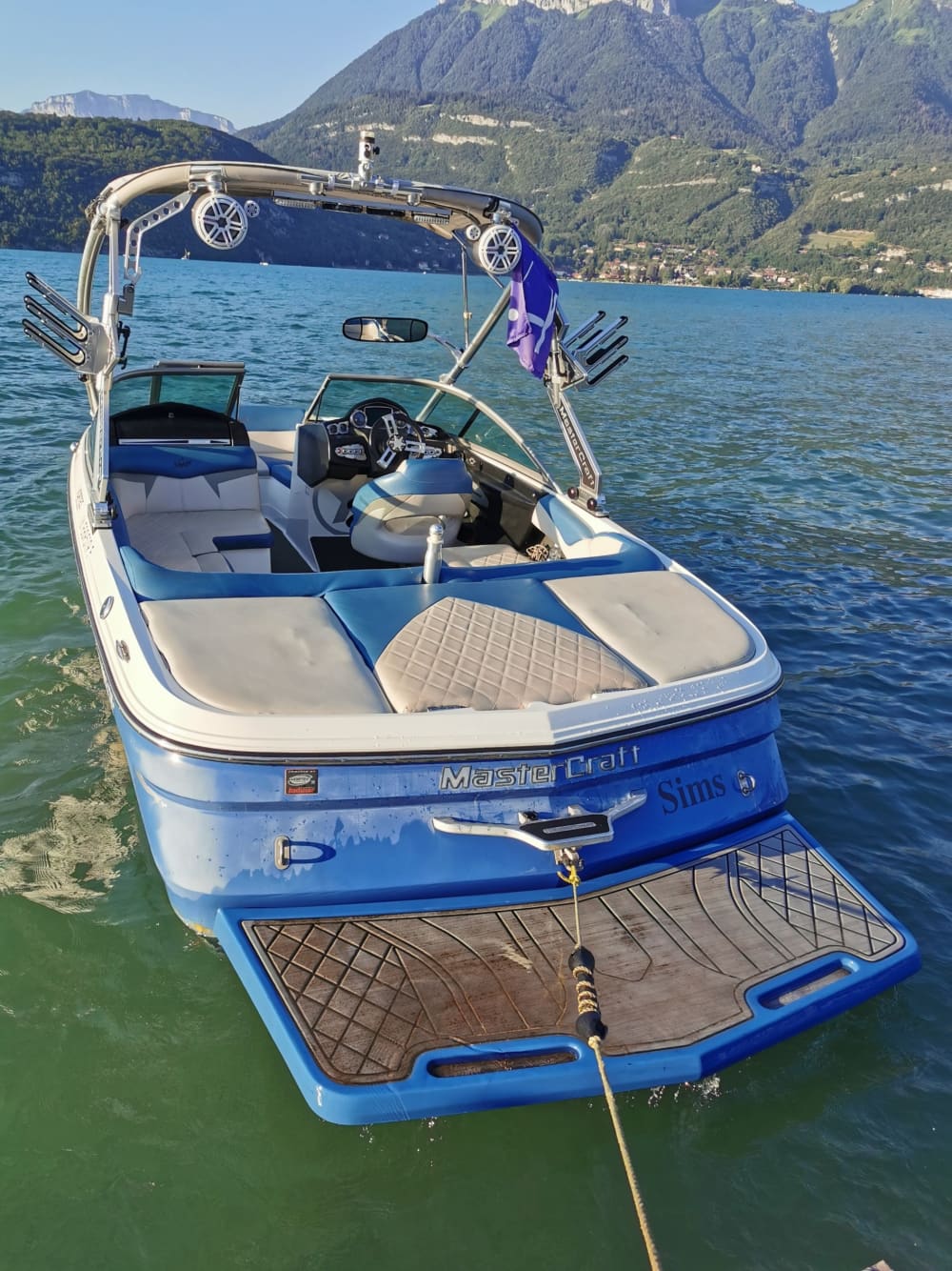 Goditi un'intera giornata a bordo di un motoscafo ad Annecy.