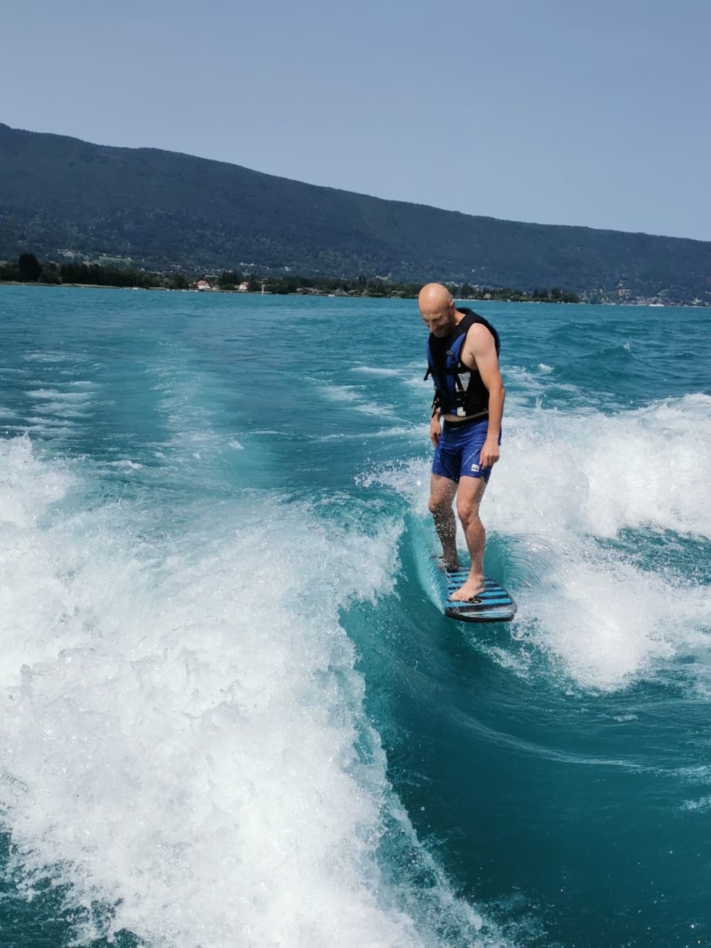 Goditi un'intera giornata a bordo di un motoscafo ad Annecy.