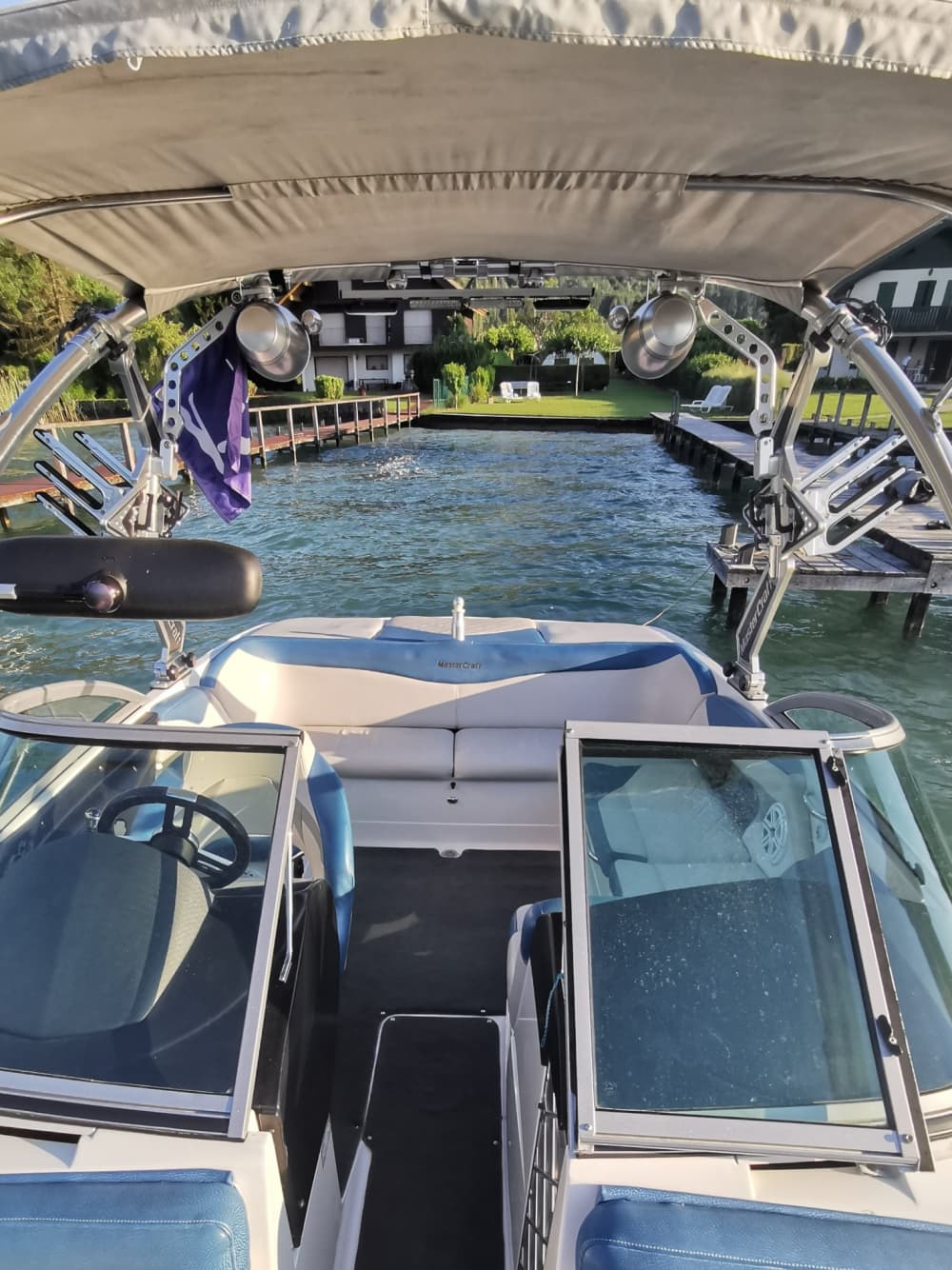 Goditi un'intera giornata a bordo di un motoscafo ad Annecy.