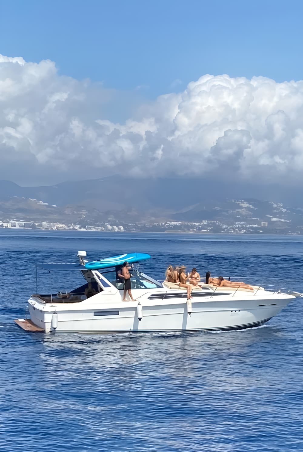 3 uur durende privécharter – Feesten, spelen en varen langs de kust van Marbella