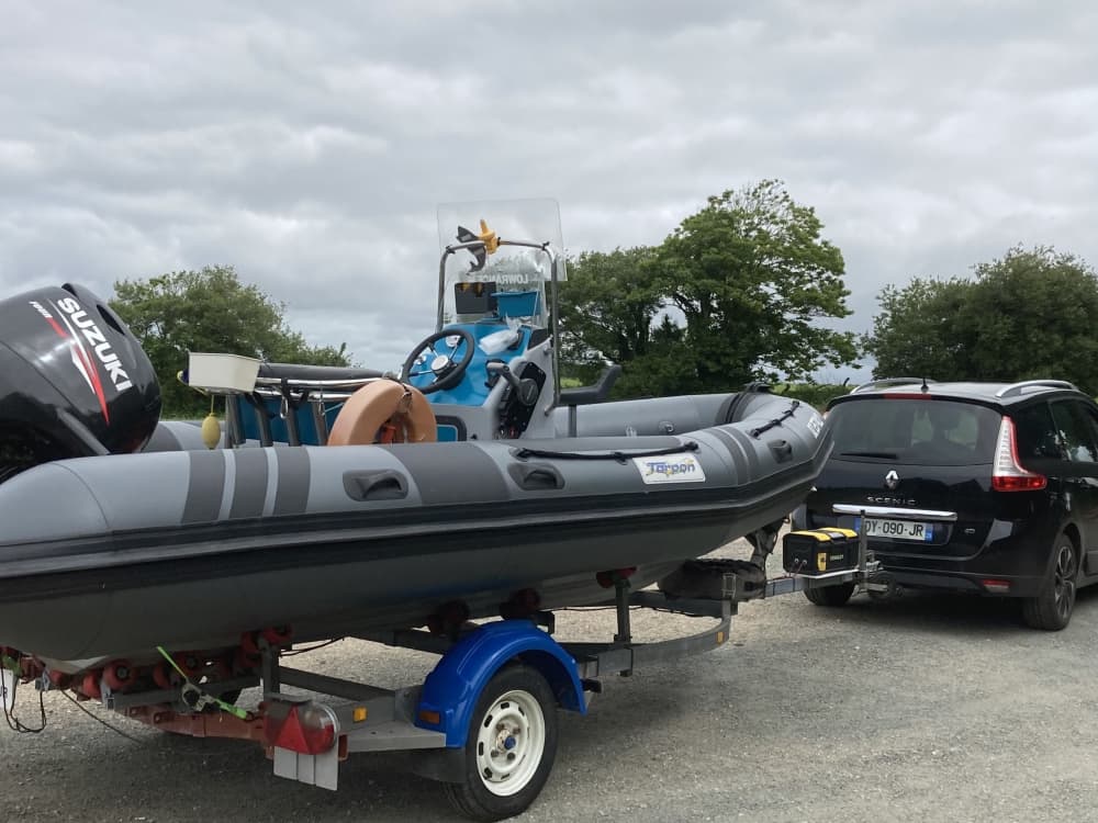 Louez un bateau à moteur pour 4 heures de plaisir