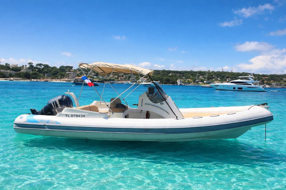 Meer, Liebe & Sonne: Ein Tag voller Emotionen auf einem Motorboot