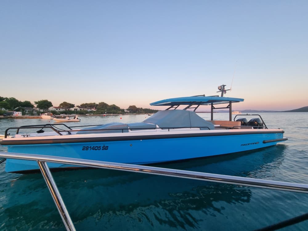Profitez d'une excursion de 9 heures en bateau à moteur pour explorer Split.