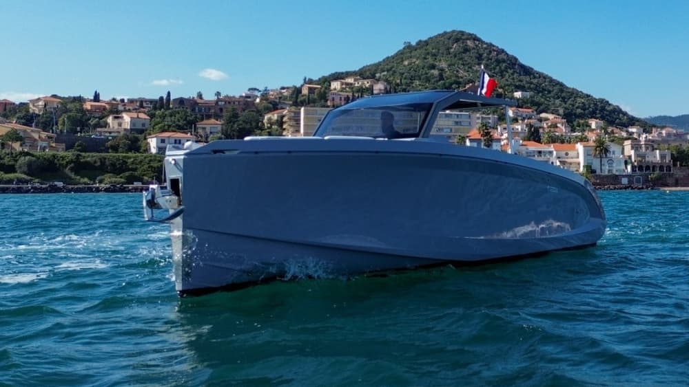Mare, amore e sole: una giornata ricca di emozioni su un motoscafo.