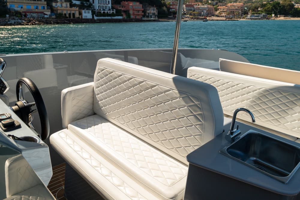 Sea, Love & Sun: A full day of emotions on a motorboat