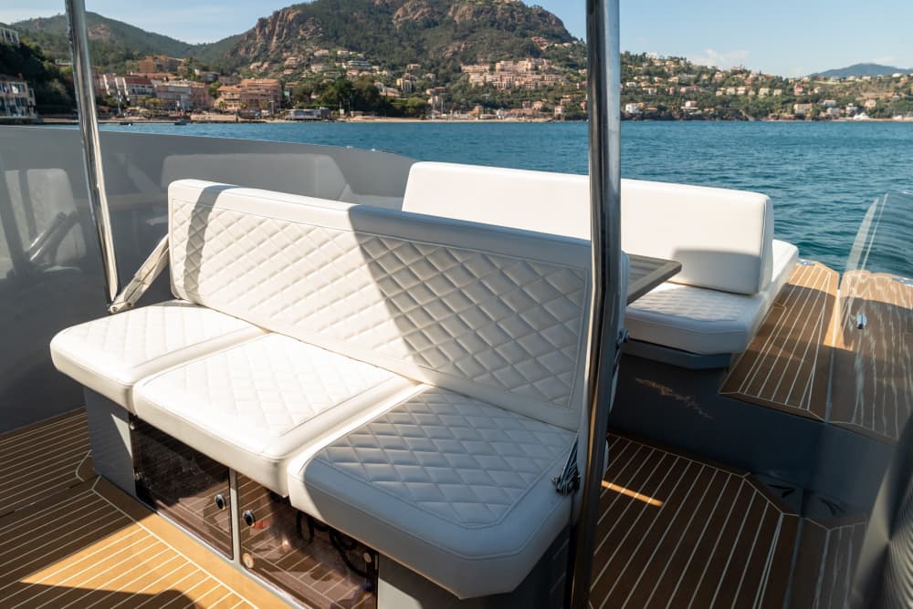 Sea, Love & Sun: A full day of emotions on a motorboat