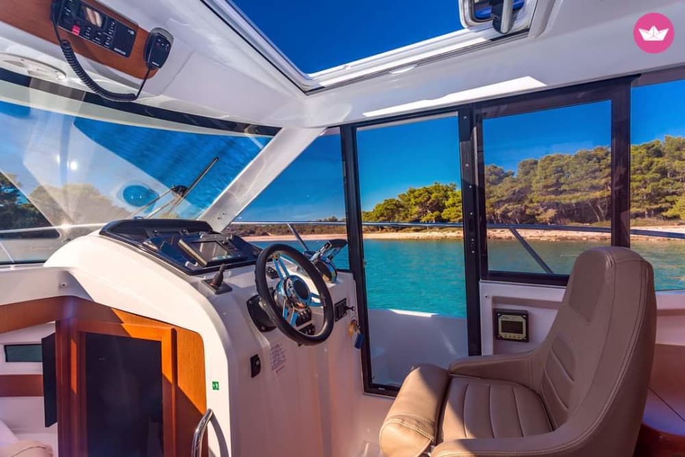 North/East Brac Relaxing Tour: Scenic Bays & Cliff Jumping Adventure (9 hrs)