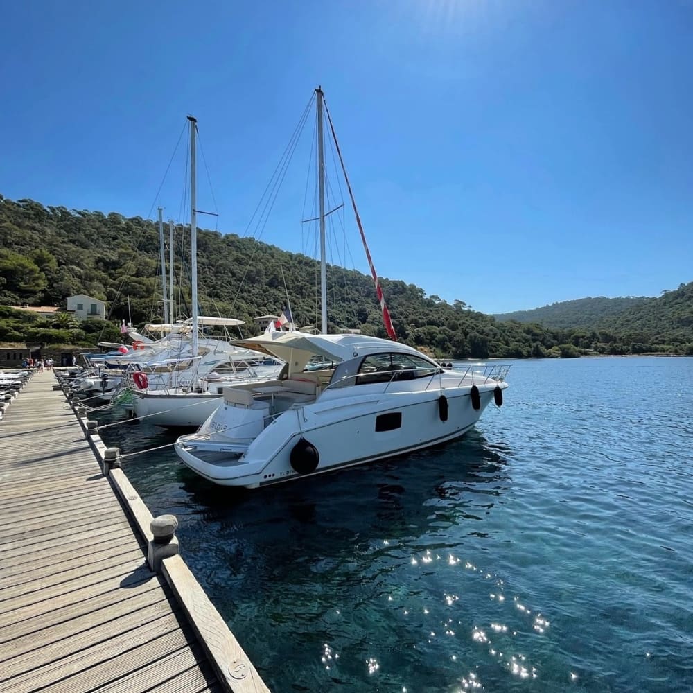 Votre bateau à moteur privé pour une journée autour de Fréjus