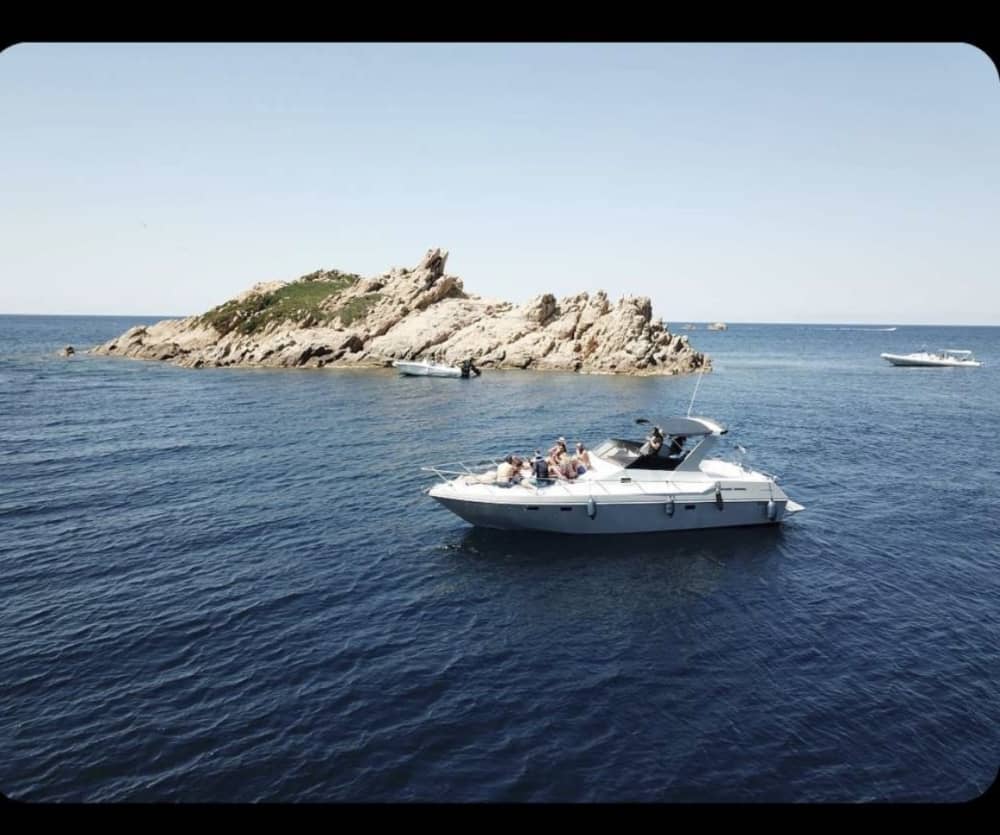 Descoberta de meio dia em Fréjus: Sua escapada rápida em uma lancha.