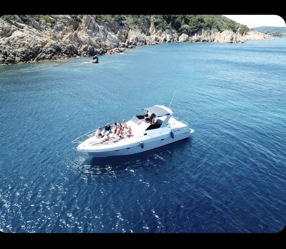 Descoberta de meio dia em Fréjus: Sua escapada rápida em uma lancha.