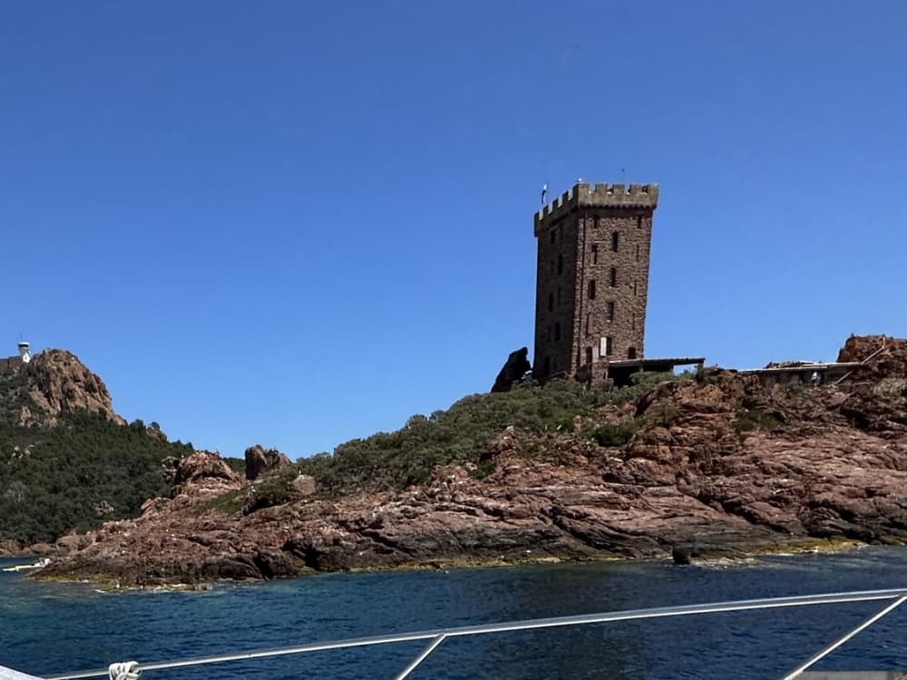 Descoberta de meio dia em Fréjus: Sua escapada rápida em uma lancha.