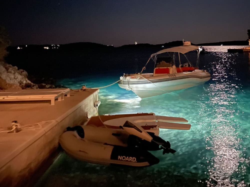 Rote Felsen und Pakleni-Inseln: Segeln, Schnorcheln und die Adria genießen