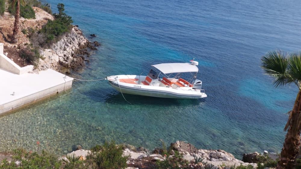 Rote Felsen und Pakleni-Inseln: Segeln, Schnorcheln und die Adria genießen