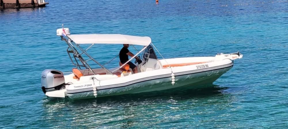 Rote Felsen und Pakleni-Inseln: Segeln, Schnorcheln und die Adria genießen