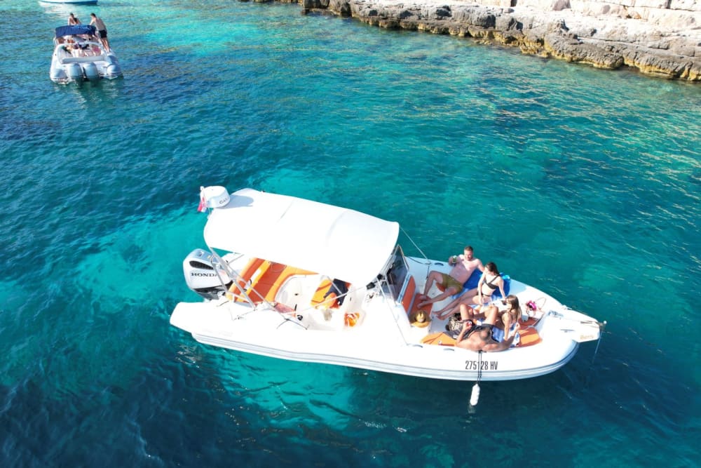 Rote Felsen und Pakleni-Inseln: Segeln, Schnorcheln und die Adria genießen