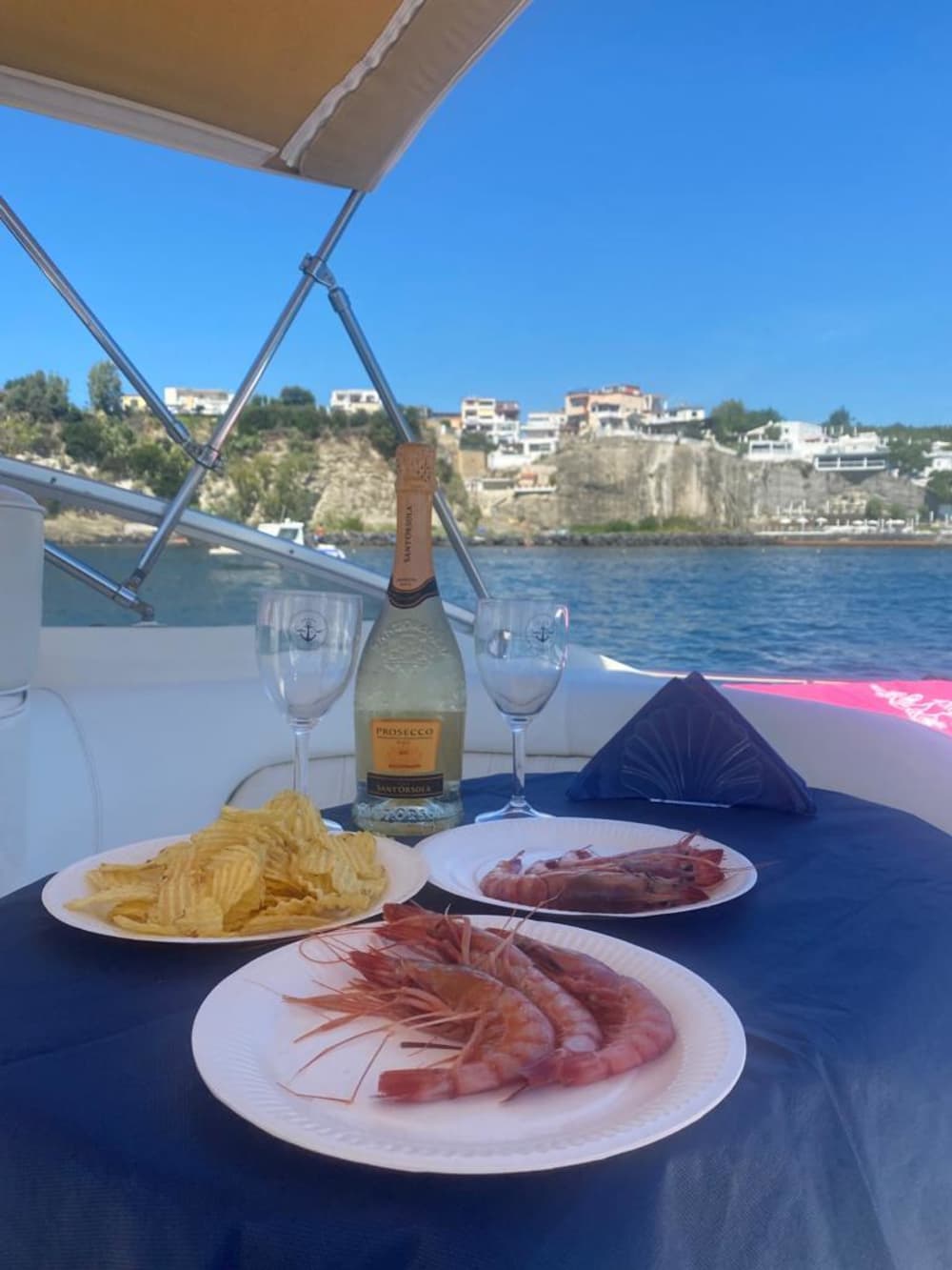 Ischia'yı tekneyle keşfedin: Motorlu bir tekneyle suda dolu dolu bir gün geçirin.