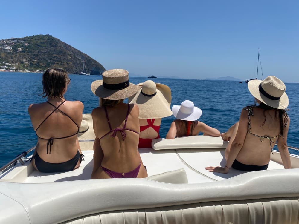 Ischia'yı tekneyle keşfedin: Motorlu bir tekneyle suda dolu dolu bir gün geçirin.