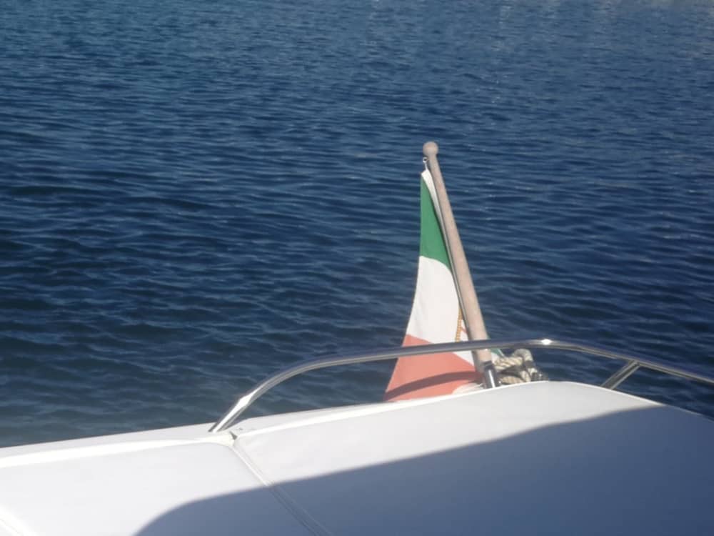 Erkunden Sie Ischia mit dem Boot: Ein ganzer Tag auf dem Wasser an Bord eines Motorboots