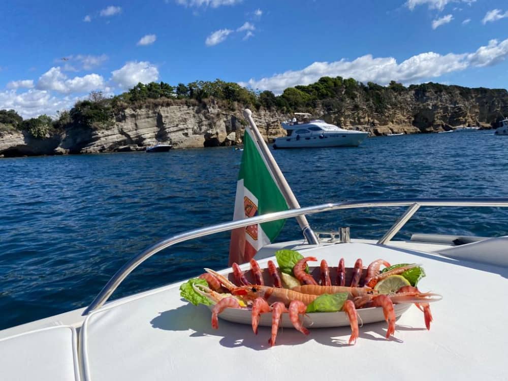 Erkunden Sie Ischia mit dem Boot: Ein ganzer Tag auf dem Wasser an Bord eines Motorboots
