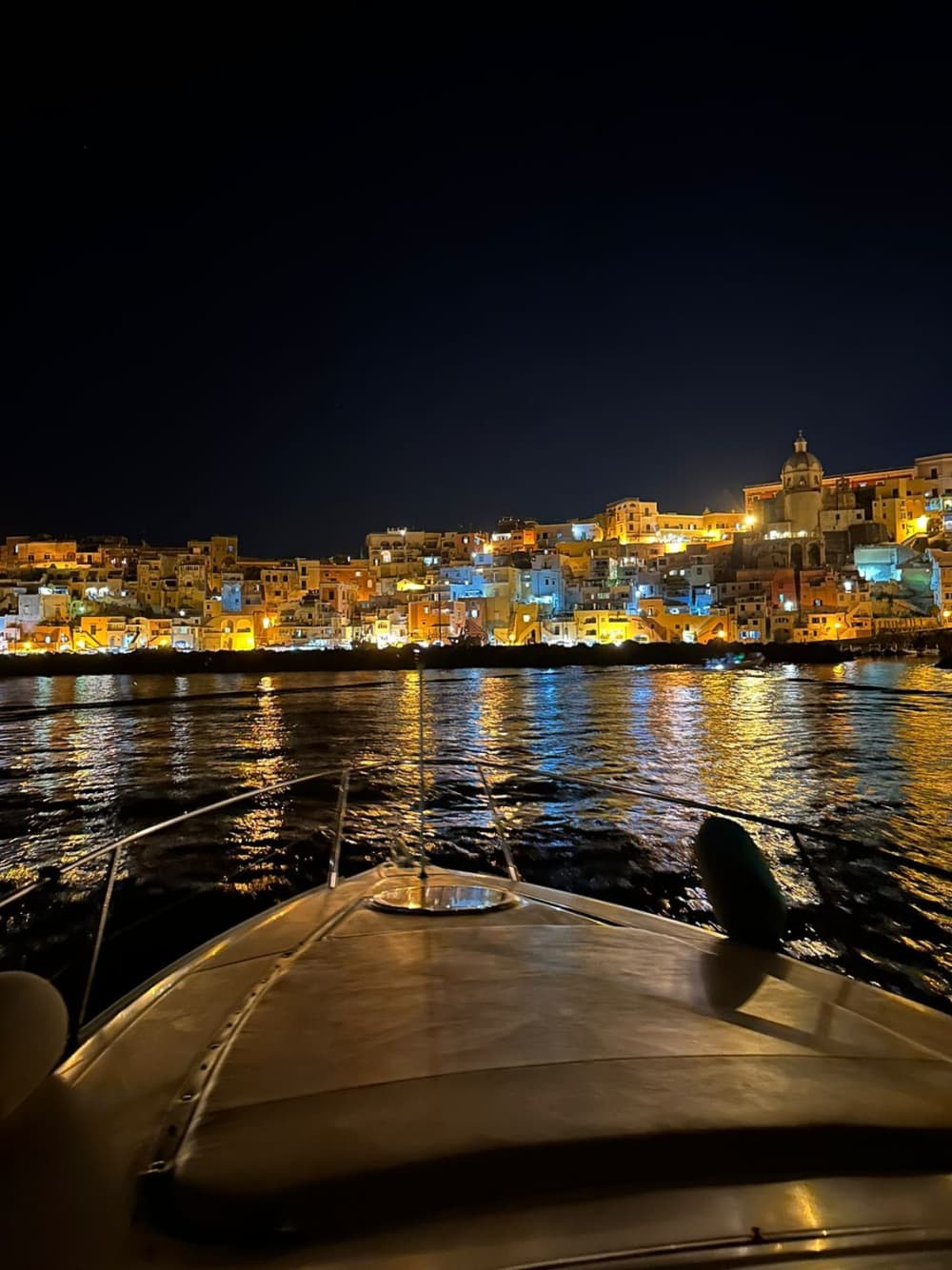 Erkunden Sie Ischia mit dem Boot: Ein ganzer Tag auf dem Wasser an Bord eines Motorboots