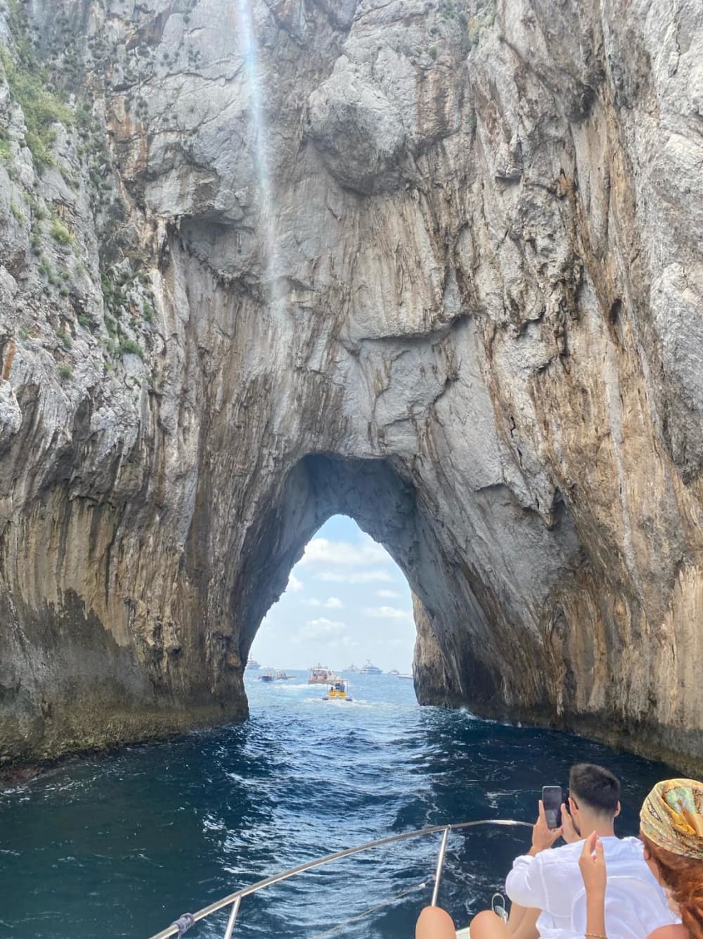 Erkunden Sie Ischia mit dem Boot: Ein ganzer Tag auf dem Wasser an Bord eines Motorboots