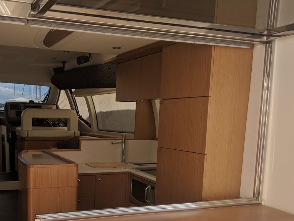 Esplora le baie nascoste di Murter a bordo di uno yacht a motore.