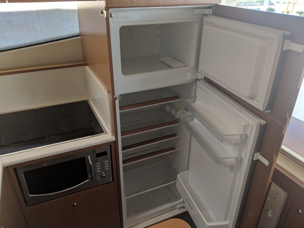 Esplora le baie nascoste di Murter a bordo di uno yacht a motore.